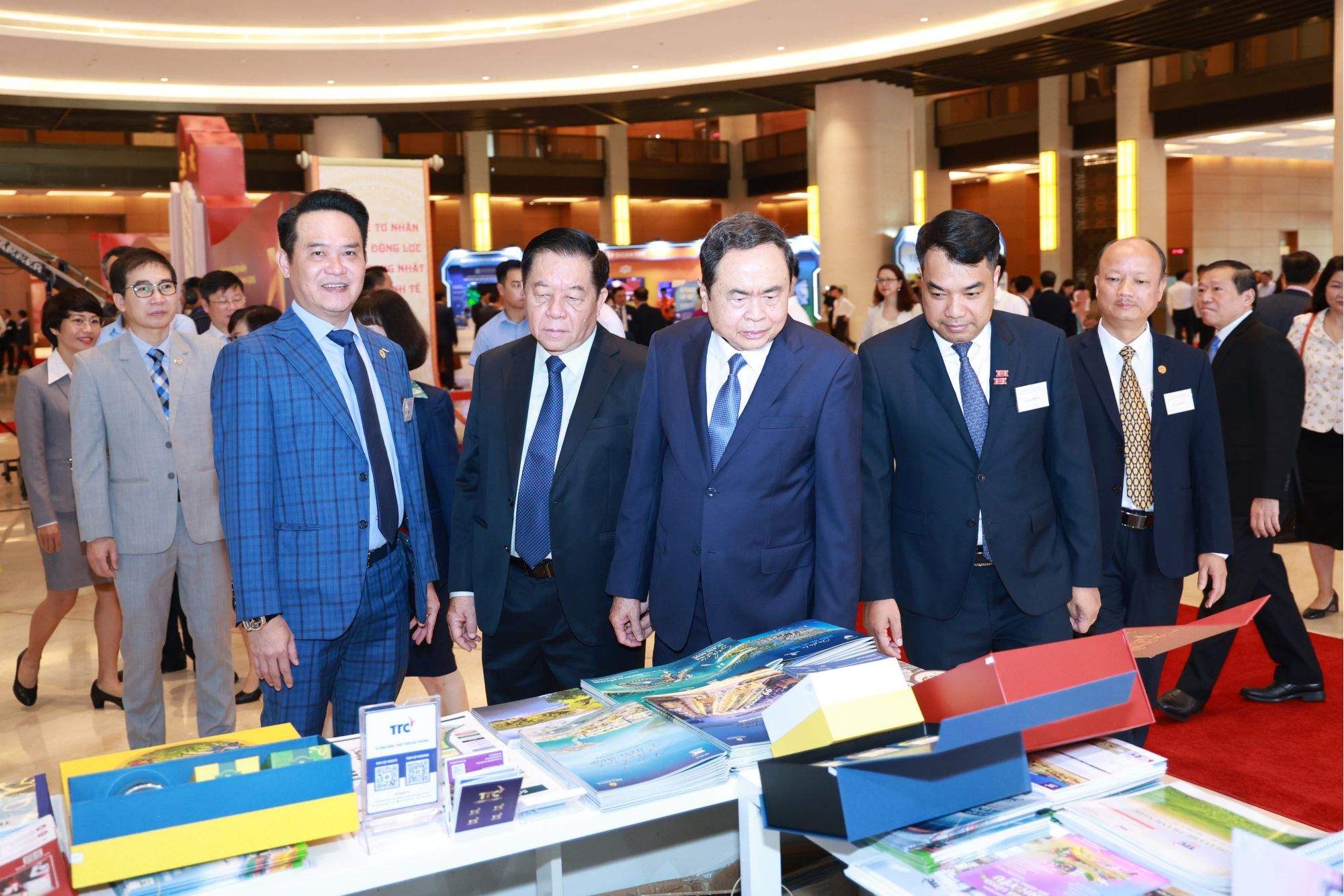 trien-khai-ngh i-quyet-66-va- 68-hoan-thien- phap-luat-thuc -day-kinh-te-t u-nhan-phat-tr ien-ben-vung-2 .jpg